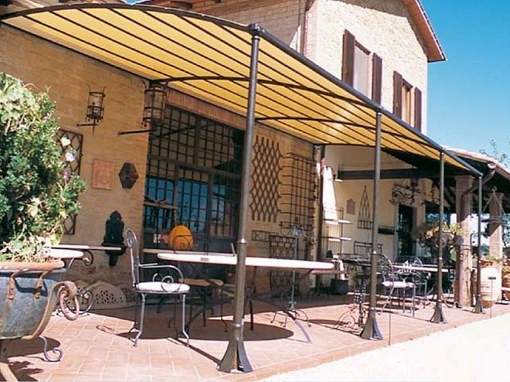 PERGOLA IN FERRO ADDOSSATA